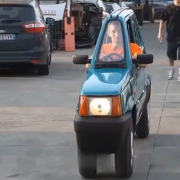 Ne, ovo nije iluzija: Od otpada je stvoren najuži auto na svijetu, ljudi ne vjeruju očima