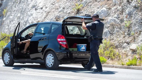 Brutalno tukli mladića (25) pa ga strpali u gepek: Trojica nasilnika idu u pritvor