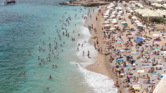 Dok ostatak Hrvatske bježi pred olujom, oni se kupaju: Ovako danas izgleda Dubrovnik