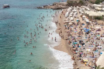 Dok ostatak Hrvatske bježi pred olujom, oni se kupaju: Ovako danas izgleda Dubrovnik