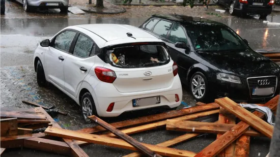 Skela pala i smrskala automobil u Osijeku, meteorologinja upozorila: 'Udari vjetra i do 120 km/h!'