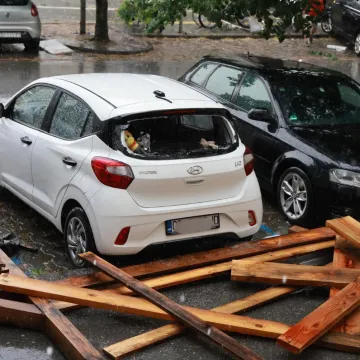 Skela pala i smrskala automobil u Osijeku, meteorologinja upozorila: 'Udari vjetra i do 120 km/h!'