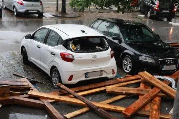 Skela pala i smrskala automobil u Osijeku, meteorologinja upozorila: 'Udari vjetra i do 120 km/h!'