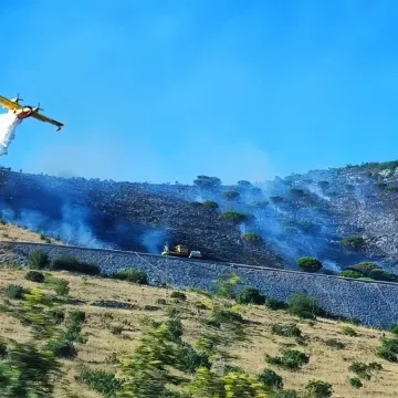 Buknuo požar kraj Trogira, dignuti kanaderi: 'Izazov nam predstavlja nepristupačan teren'
