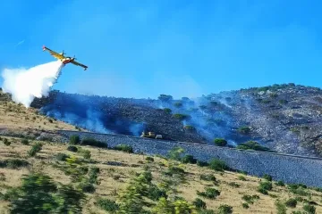 Buknuo požar kraj Trogira, dignuti kanaderi: 'Izazov nam predstavlja nepristupačan teren'