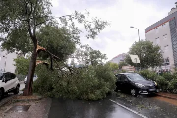 Apokaliptični prizori Splita nakon oluje: Odjekuju sirene, nestalo i struje. Ljudi ostali zarobljeni u autima