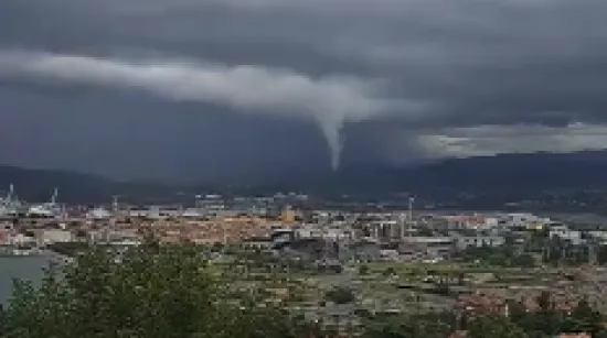 Tornado u susjedstvu? Pojavile su se jezive snimke, spustio se iz olujnog oblaka