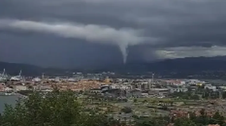 Tornado u susjedstvu? Pojavile su se jezive snimke, spustio se iz olujnog oblaka