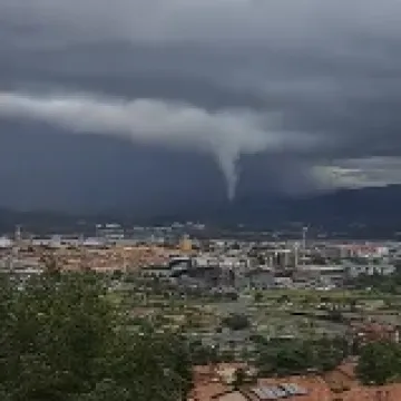 Tornado u susjedstvu? Pojavile su se jezive snimke, spustio se iz olujnog oblaka