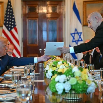 Izraelski premijer iznenadio Trumpa posebnom gestom u Bijeloj kući: 'Hvala Bibi'