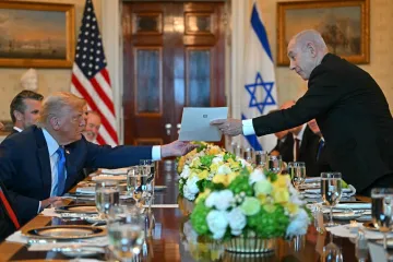 Izraelski premijer iznenadio Trumpa posebnom gestom u Bijeloj kući: 'Hvala Bibi'