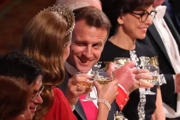 Supruga mu opalila šamar, a Macron nastavlja po svome! Pogledajte kako namiguje Kate