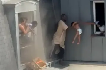 Sekunde ih dijelile od smrti, a onda se pojavio on: S prozora šestog kata izvukao djecu iz plamteće zgrade
