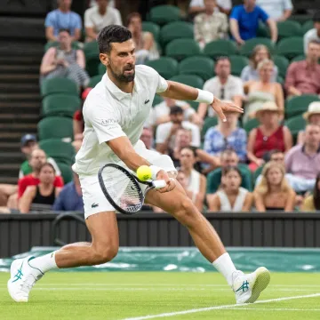 Drama na Wimbledonu: Đoković preživio pad, prošao u polufinale, čeka ga Sinner!