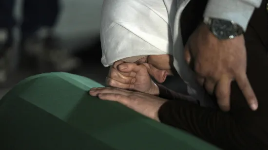 Tko piše povijest? Pogledajte kako udžbenici u Srbiji 'tumače' genocid u Srebrenici