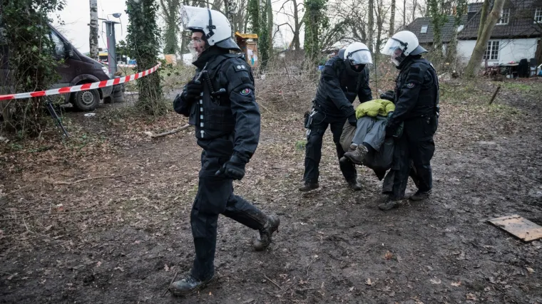 Tinejdžericu (19) pronašli zatočenu u drvenoj kutiji: Policajci su čuli vrisak iz staje