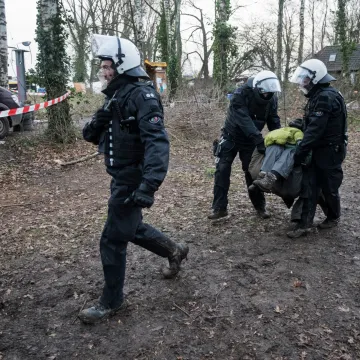 Tinejdžericu (19) pronašli zatočenu u drvenoj kutiji: Policajci su čuli vrisak iz štale