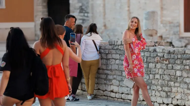 Plavuša pozirala kao pravi foto model u kratkoj crvenoj haljini: Pokazala zanosnu figuru