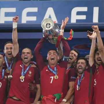 Ronaldo je izašao iz igre u suzama, bio pomoćni trener pa podigao trofej europskog prvaka