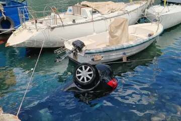 Sudar na krajnjem jugu, Golf završio u rijeci! Vozača spašavao prolaznik
