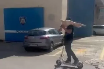 Uprtio prasence na rame pa se provozao ispred policije: Sve gori u komentarima!