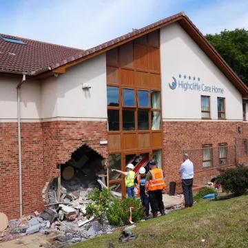 Uhićeni dvojca koji se BMW-om zaletio u starački dom, prije kobnog udara zaredali niz prekršaja