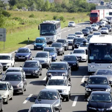Kilometarske kolone na Lučkom, ogromne gužve i na granici sa Slovenijom