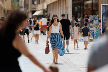 Dama u bijelom kao da je zakoračila ravno iz 60-ih, zasjenila je prisutne