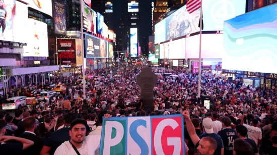 Pariški ultrasi okupirali Times Square: Ludilo pred finale Svjetskog klupskog prvenstva!