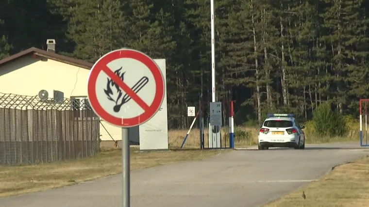 Otvorena bočna vrata? Evo kako su muškarci autom upali u vojarnu u Udbini