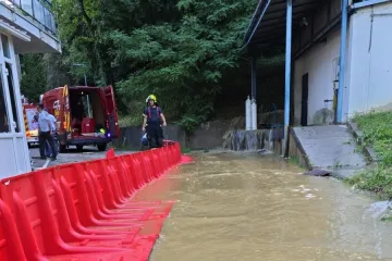 Neviđena drama u Zagrebu: Bujica nahrlila u dvorište bolnice, vatrogasci postavili brane
