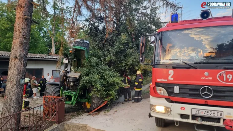 Traktor probio dvije ograde, zabio se u stablo i zapalio se! Vozač je u bolnici