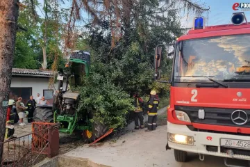 Traktor probio dvije ograde, zabio se u stablo i zapalio se! Vozač je u bolnici