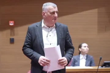 Bulj pozdravio sa 'ZDS' i izazvao kaos, Pupovac izgubio živce zbog jednog zastupnika: 'Smeće jedno'