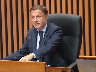 Cirkus u Saboru: 'Vi niste Thompson'; 'Hoćemo li vas ubuduće oslovaljavati s poglavniče?'