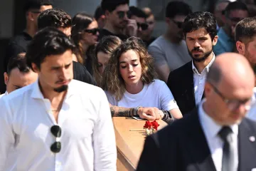 Procurilo što je pisalo na papiru kojeg je u rukama držala utučena supruga Dioga Jote na pogrebu