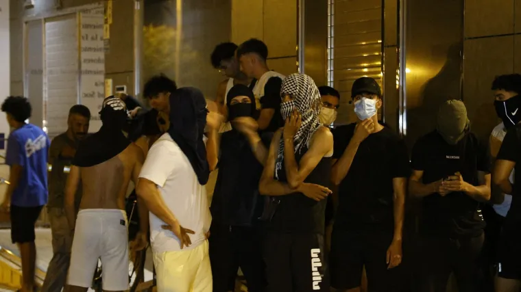 Desničari krenuli u 'lov na migrante': Naoružali se Molotovljevim koktelima i bejzbol palicama