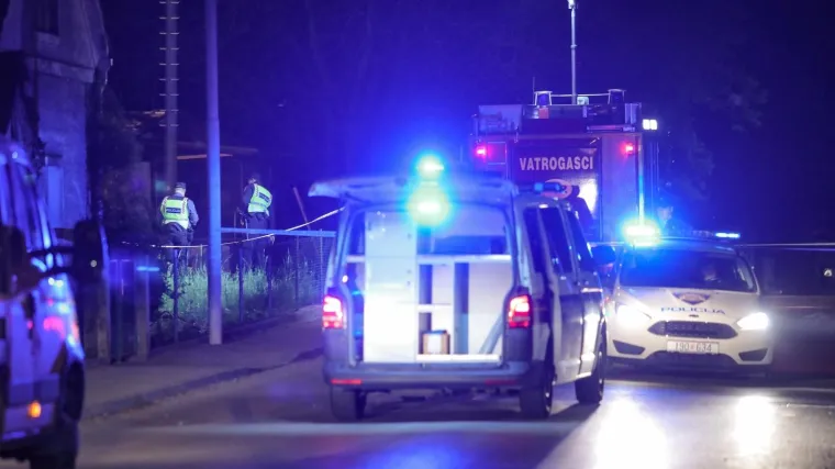 Strašan frontalni sudar auta i vatrogasnog vozila kod Knina: Muškarac preminuo na mjestu