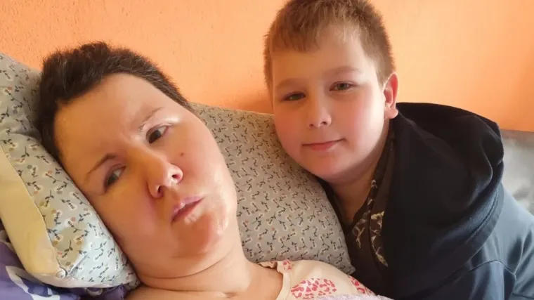 Dino (11) prodaje plišance da pomogne bolesnoj majci: Komunicira jedino treptajima