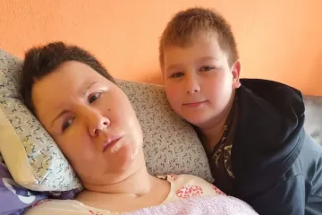 Dino (11) prodaje plišance da pomogne bolesnoj majci: Komunicira jedino treptajima
