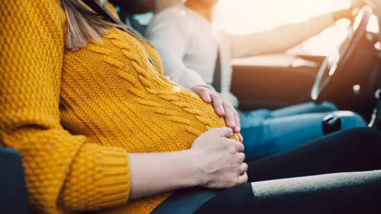 Neke su bebe rođene na nevjerojatnim mjestima: Porodi u potocima, na cestama i u ormarima ušli su u povijest