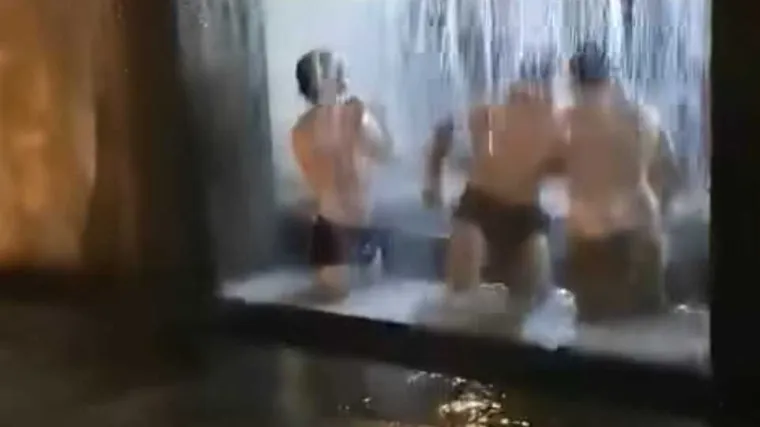 Stranci se polugoli kupali u fontani: 'Hrvatska će postati Sodoma i Gomora'