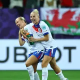 Izbacila je svoju djevojku s Eura, a onda zaplakala: Tko je engleska senzacija?