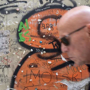 Što je ovo!? Zidovi kod popularnih stuba privlače poglede turista i prolaznika