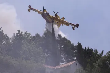Buknuo požar na otoku Ugljanu, s vatrom se bore i kanaderi