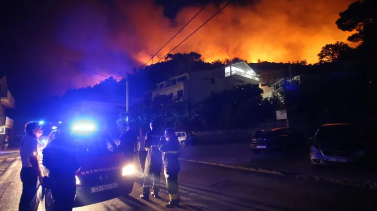 Zadarski policajci iz goruće kuće spasili obitelj: 'Uzeli su rublje sa sušila...'