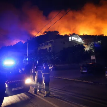 Zadarski policajci iz goruće kuće spasili obitelj: 'Uzeli su rublje sa sušila...'