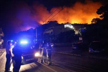 Zadarski policajci iz goruće kuće spasili obitelj: 'Uzeli su rublje sa sušila...'