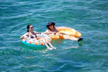 Tko nosi leptiriće i crviće na plažu, a tko ide na koncert Coldpaya: Zastupnici idu na ljeto
