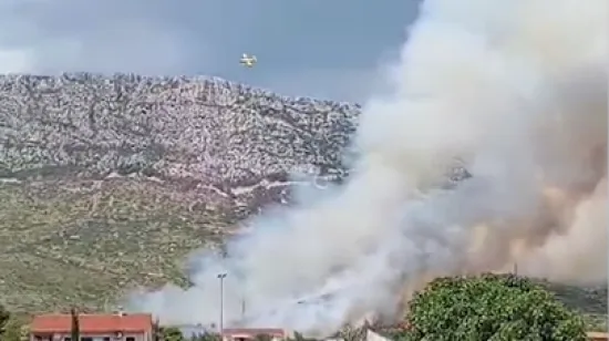Opet buknuo požar, gusti dim izvio se nad Kaštelima!